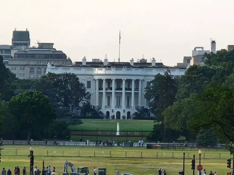 The view of the white house and the front lawn from the mall (zoomed in)