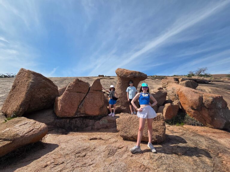 There are a few bigger rocks on the trail that can provide little bits of shade.